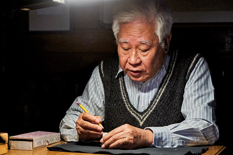 今年已高齡76歲的高連永，仍徜徉在篆刻世界中。 【圖‧臺中市政府文化局】