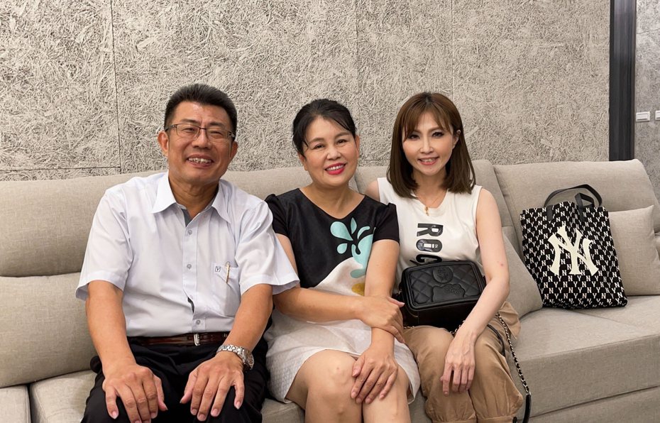 葉冠成(左起)、廖鳳英夫婦很感謝楊惠絜的指導。圖／音圓唱片提供
