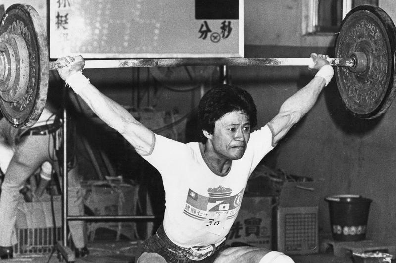 1997年4月18日，舉重國手鍾永吉分別以抓舉、挺舉及總和成績打破三項全國紀錄。圖／聯合報系資料照片