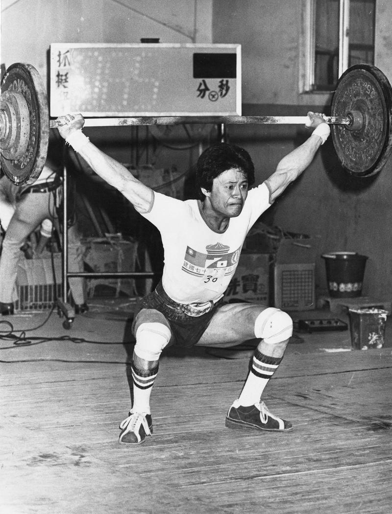 1997年4月18日，舉重國手鍾永吉分別以抓舉、挺舉及總和成績打破三項全國紀錄。圖／聯合報系資料照片