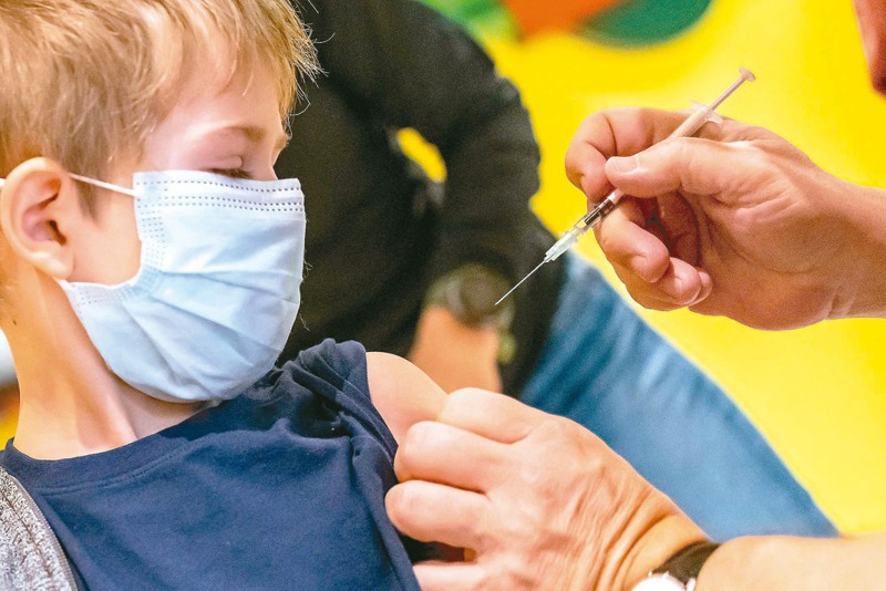 食藥署核准6至11歲兒童接種莫德納疫苗，卻沒有核准多國開放的BNT疫苗，引發部分家長不滿。法新社