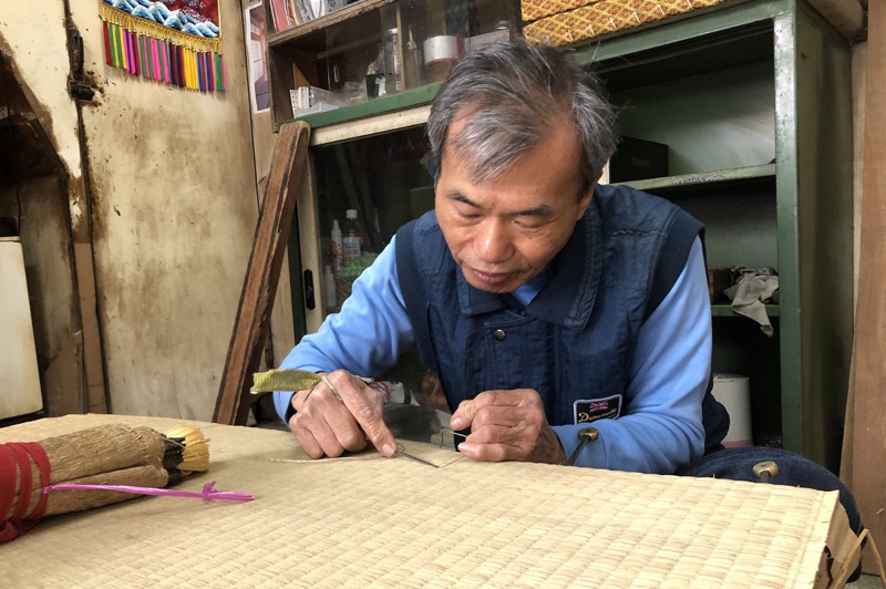 70歲老師傅陳財烈承接父親製作榻榻米工藝，以手工縫製超過一甲子。記者林敬家／攝影
