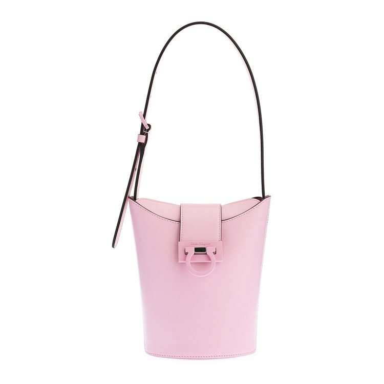 Trifolio淺粉色牛皮小水桶包，49,900元。圖／Salvatore Ferragamo提供