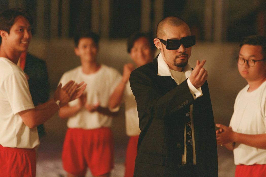 MC HotDog熱狗宣布將於六月再出輯「姚中二」。圖／本色提供
