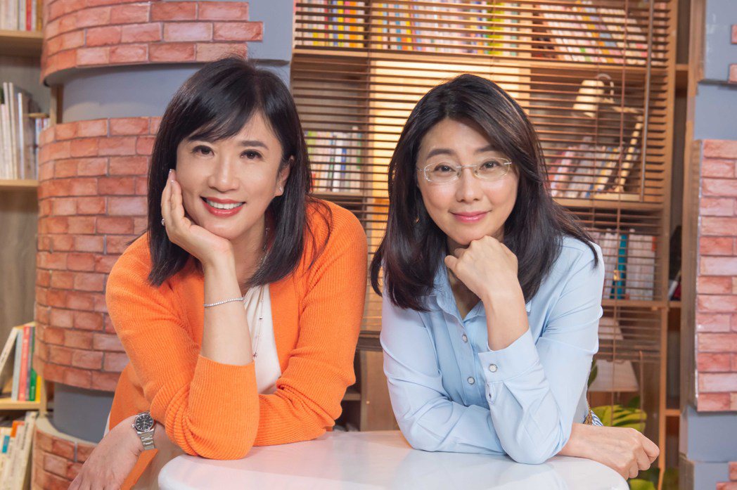 方念華（左）和賴芳玉搭檔主持網路節目「不愛就散」。圖／TVBS提供