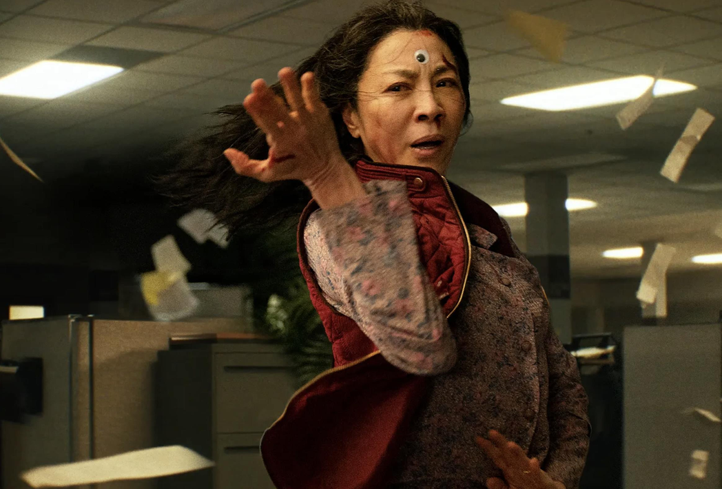 楊紫瓊主演的「媽的多重宇宙」在歐美備受影評讚譽。圖／摘自imdb
