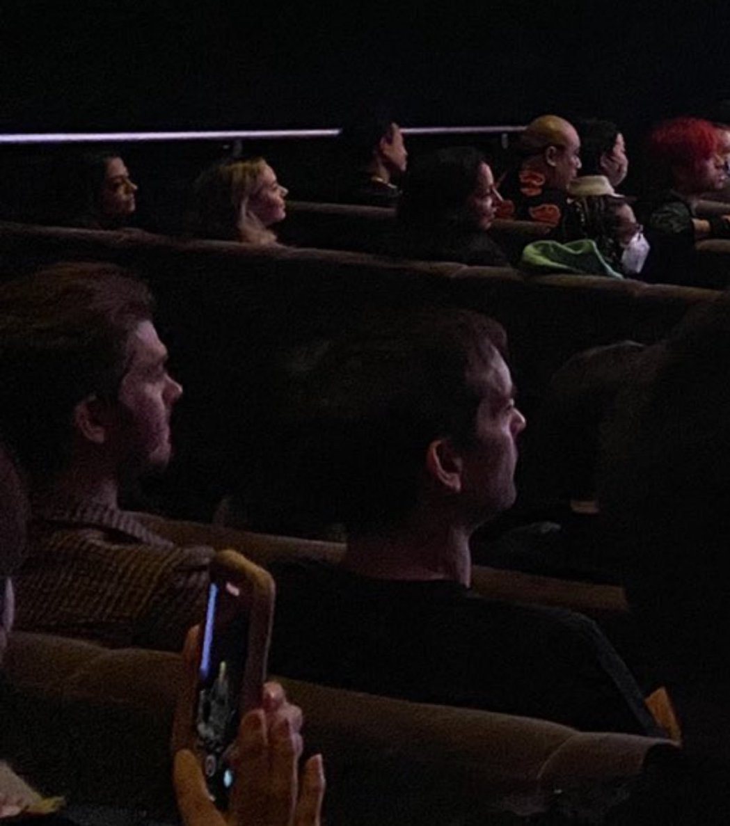 安德魯加菲（中左）與陶比麥奎爾（中右）再一次相約上戲院看電影。圖／摘自twitt...