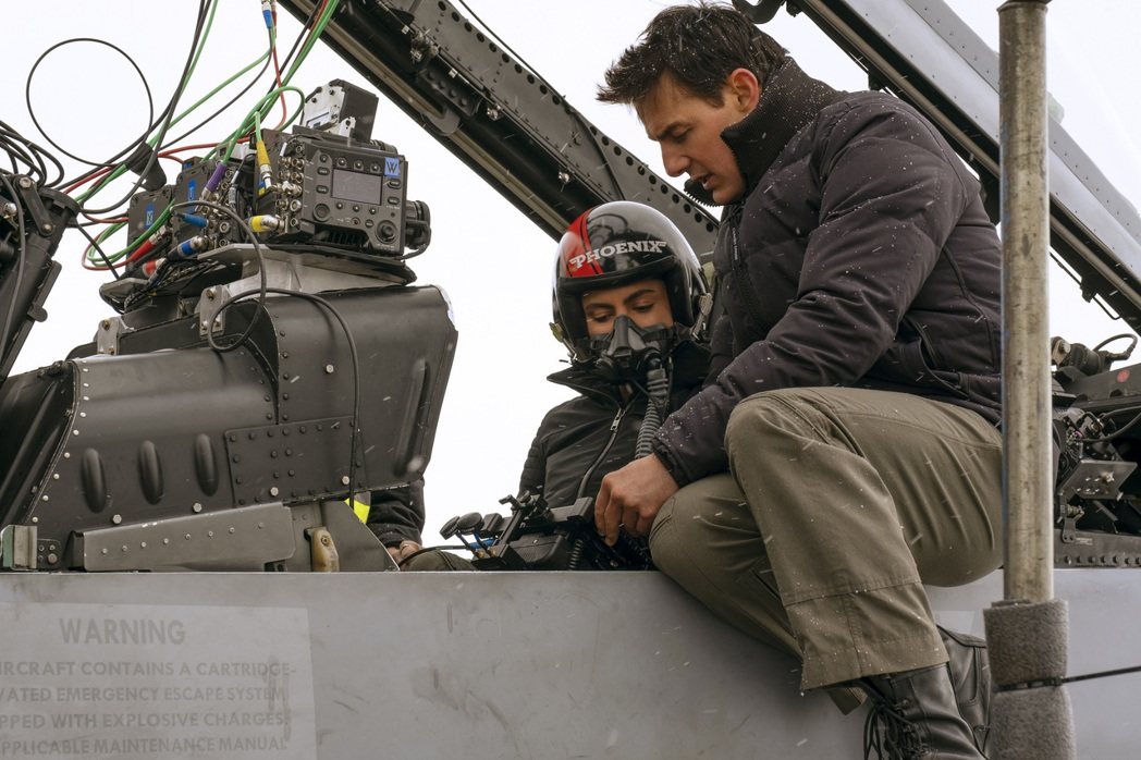 湯姆克魯斯（右）對於「捍衛戰士：獨行俠」的拍攝前飛行訓練很重視。圖／UIP提供