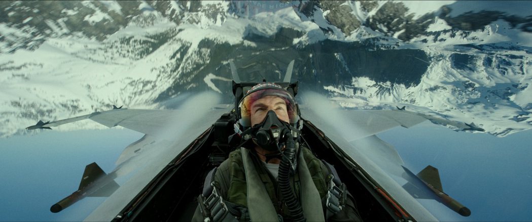湯姆克魯斯在「捍衛戰士：獨行俠」飛行場面比首集更炫目。圖／UIP提供