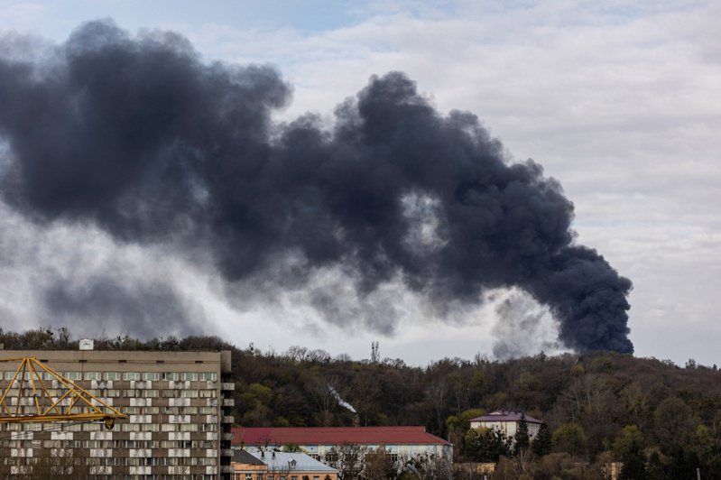 俄軍18日稍早空襲烏克蘭西部大城利維夫，濃濃黑煙竄向天際。路透
