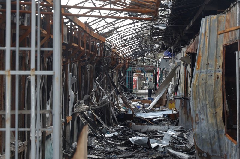 乌东卢甘斯克州北顿内次克市一处露天市场遇袭，一名居民16日看着残骸。路透(photo:UDN)