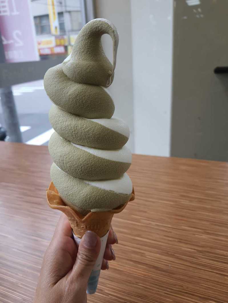 一名網友分享自己去購買霜淇淋時遇到「黃金時段」，結果拿到的冰淇淋，竟有五圈之高。圖擷自「全家/7-11超商新品&好物分享區」