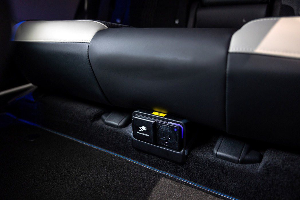 Kia EV6搭載V2L車內電器電源分享，隨時可在車內使用110V的電子設備，為...