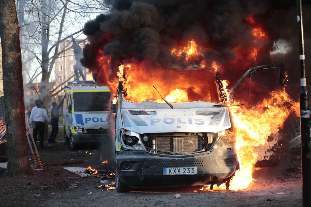 厄勒布魯附近被焚燒的警車。 圖／法新社