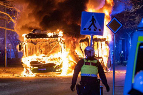 「在復活節焚燒《古蘭經》...也是一種自由嗎？」圖為4月16日，瑞典南方大城馬爾...