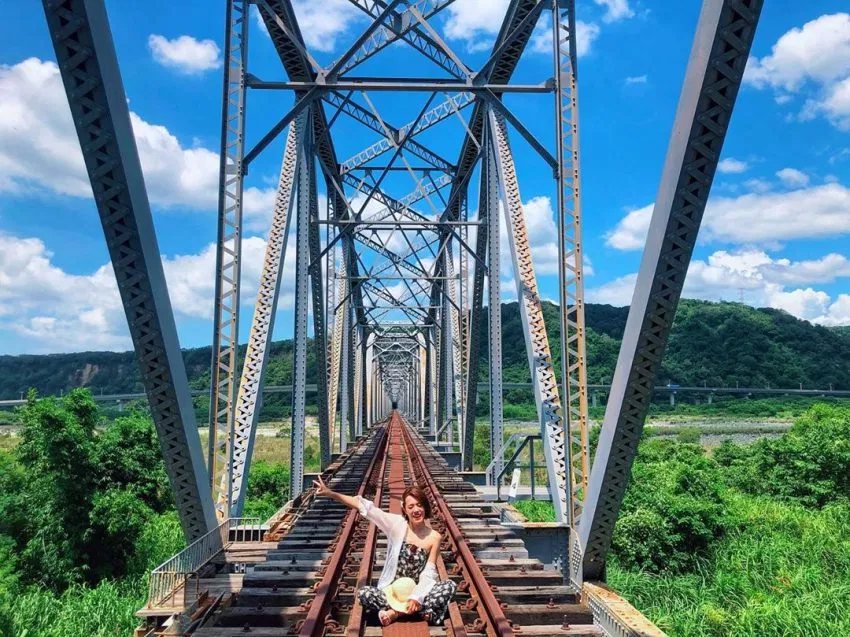 曾被譽為「台灣最美麗的鐵路支線」舊山線鐵路的行駛路線上的大安溪鐵橋。 圖／IG ...