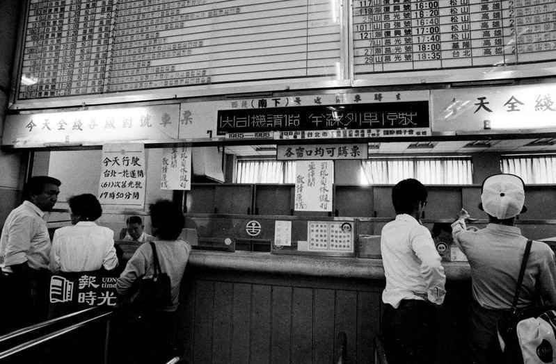 圖說：台灣省鐵路局火車司機於一日集體休假，致使鐵路局所有北上、南下列車幾乎全部停駛，售票口難得冷清。日期：1988/05/01。攝影：本報記者。來源：聯合報。