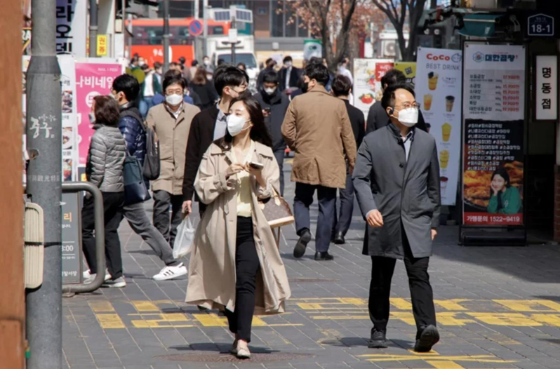 韓國新冠肺炎感染狀況已從三月中的高峰，每日約及五十萬人，減少到上星期每日約及十萬人，官方宣布本周取消所有新冠防疫社交距離限制。路透
