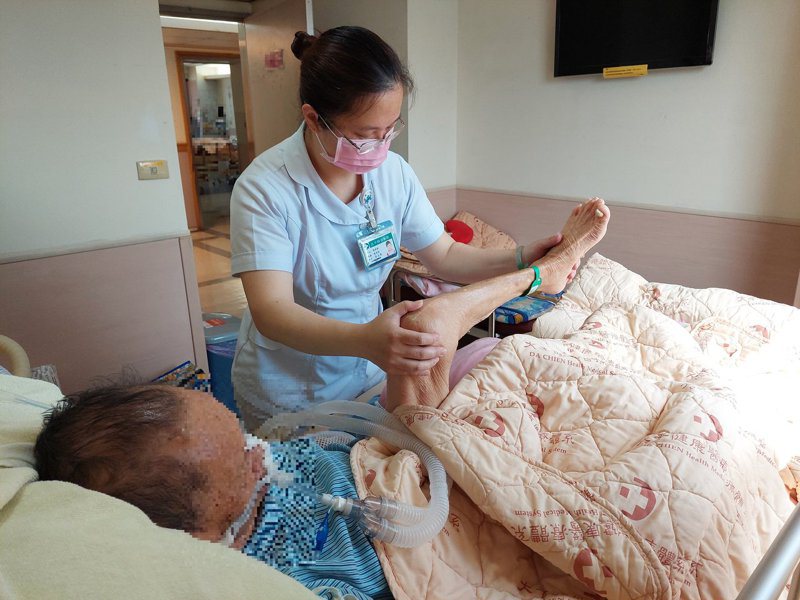 護理師協助病人進行床上復健，維持四肢肌肉力量。圖／大千綜合醫院提供
