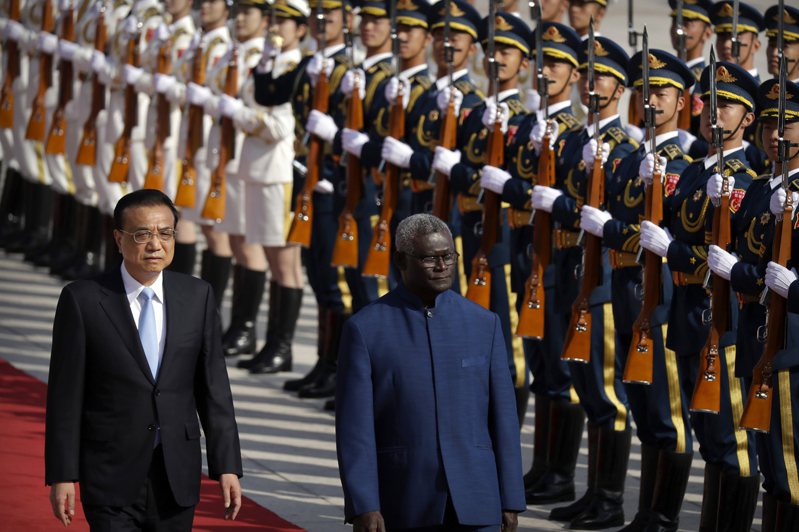2019年，索罗门群岛总理索加瓦雷（前）造访北京，大陆国务院总理李克强（后）陪同校阅部队。美联社(photo:UDN)
