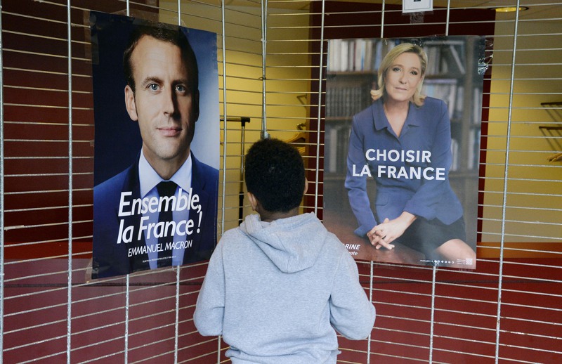 法國總統大選24日將舉行第二輪投票，選民要在兩名候選人馬克宏（左）與雷朋（右）之間做出抉擇。歐新社