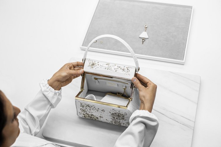 Dior Babe包款展現了品牌製作女用包款的精緻工藝。圖／Dior提供