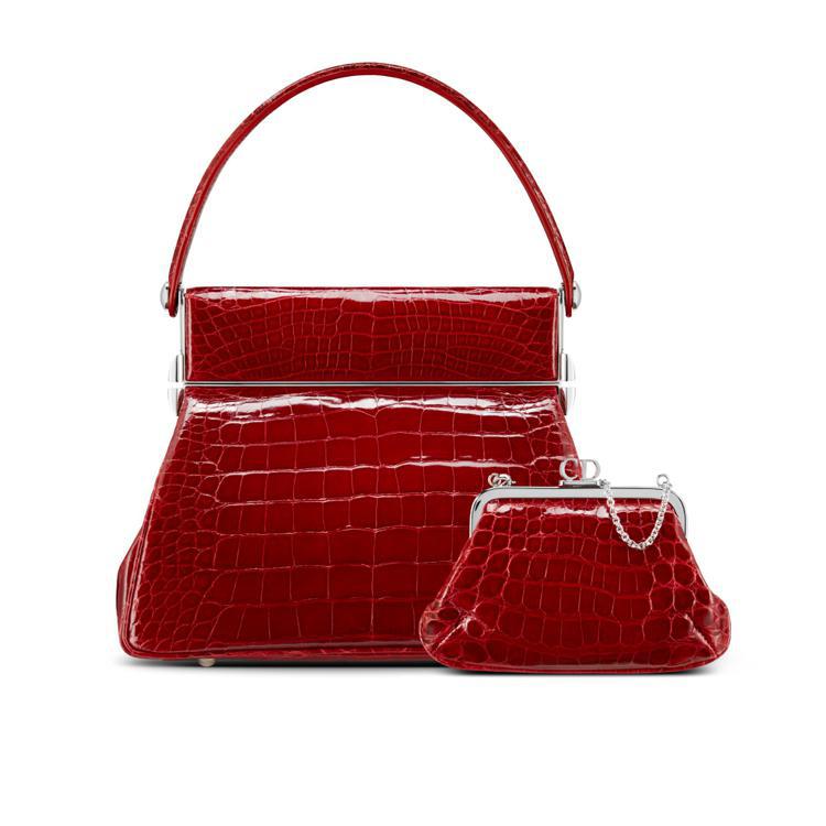 Dior Babe寶石紅鱷魚皮訂製小型提包，105萬元。圖／Dior提供