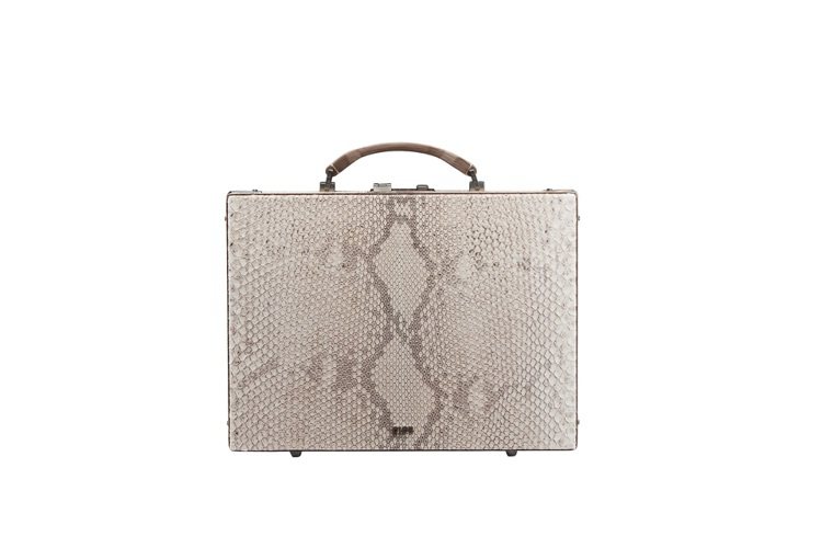 Dior Lock淡米色蟒蛇皮硬殼男用方包，37萬元。圖／Dior提供