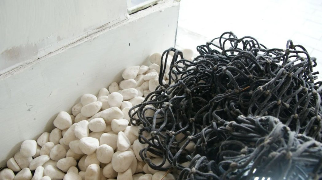 在工作室內陳設的廢棄漁網。  圖／蔡斯媛攝影