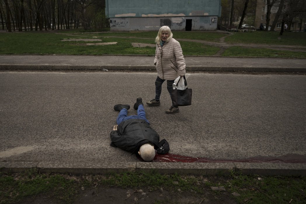 4月19日的第二大城哈爾科夫，一名死於俄軍轟炸的平民。 圖／美聯社 