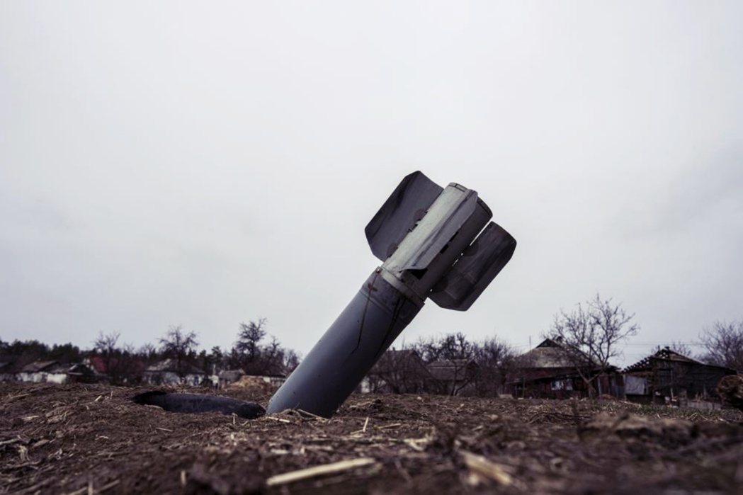 4月12日，一枚在基輔北邊村莊亞希德(Yahidne)的俄羅斯導彈。 圖／美聯社