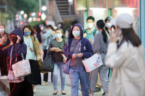 Omicron防疫政策的決斷時刻：台灣疫情走向將成下一個香港還是新加坡？