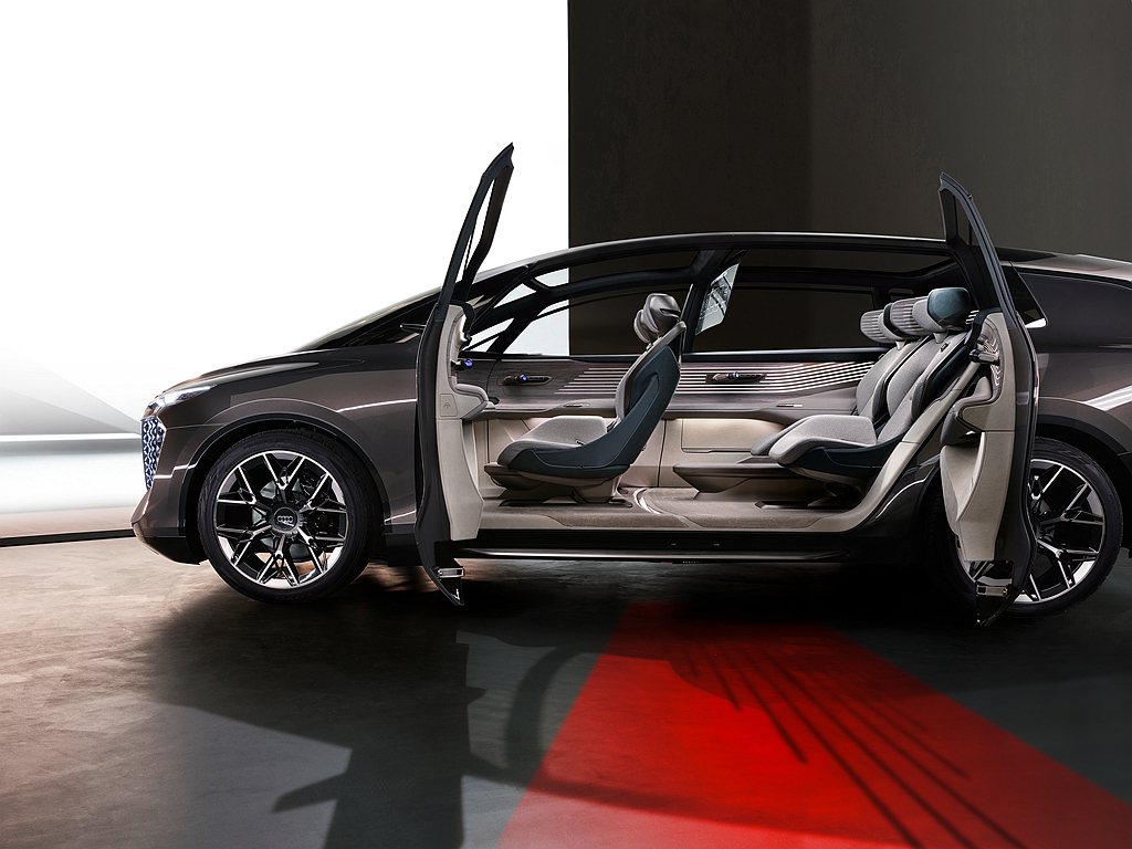 Audi urbansphere concept藉由車長5.51m、車寬2.01...