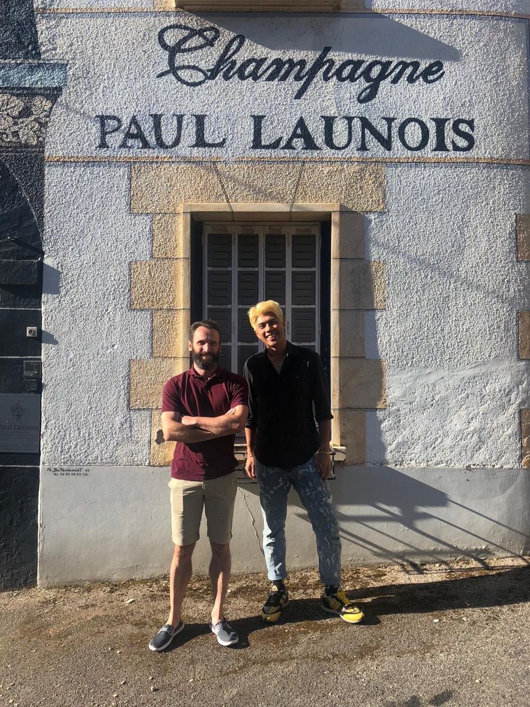 Daniel Wong（右）與Paul Launois酒莊找主人Julien。圖...