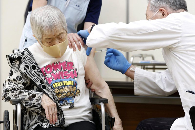 日本厚生勞動省對於確診長者的醫療指引為「以住院為原則」。路透