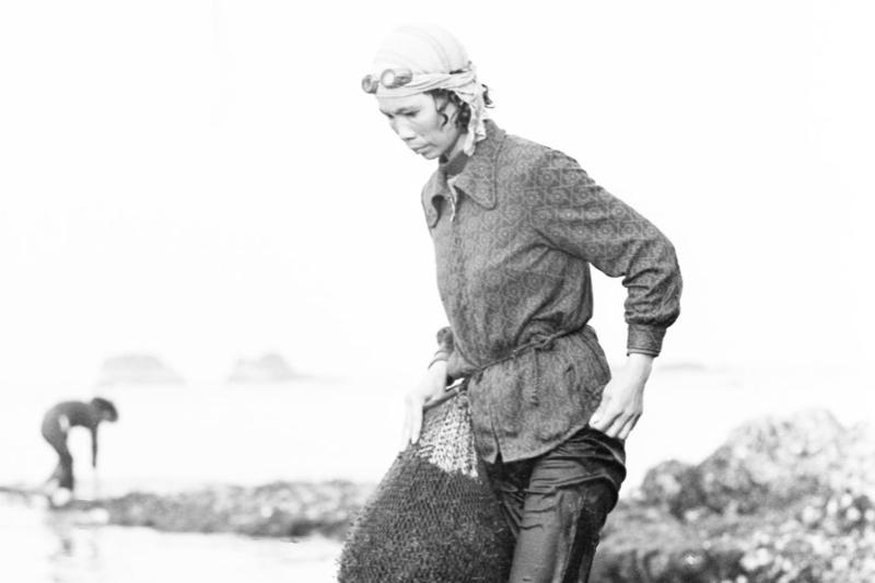 北海岸野柳海女的裝備很簡單，普通衣服、膠鞋之外，只要花20元買一只尼龍編織的網袋。圖／聯合報系資料照片