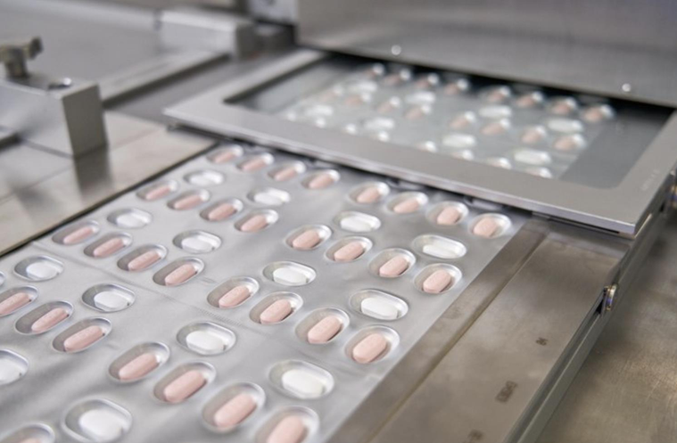 國內目前採購輝瑞口服藥約70萬人份，預估第二季前到貨35萬人份。美聯社