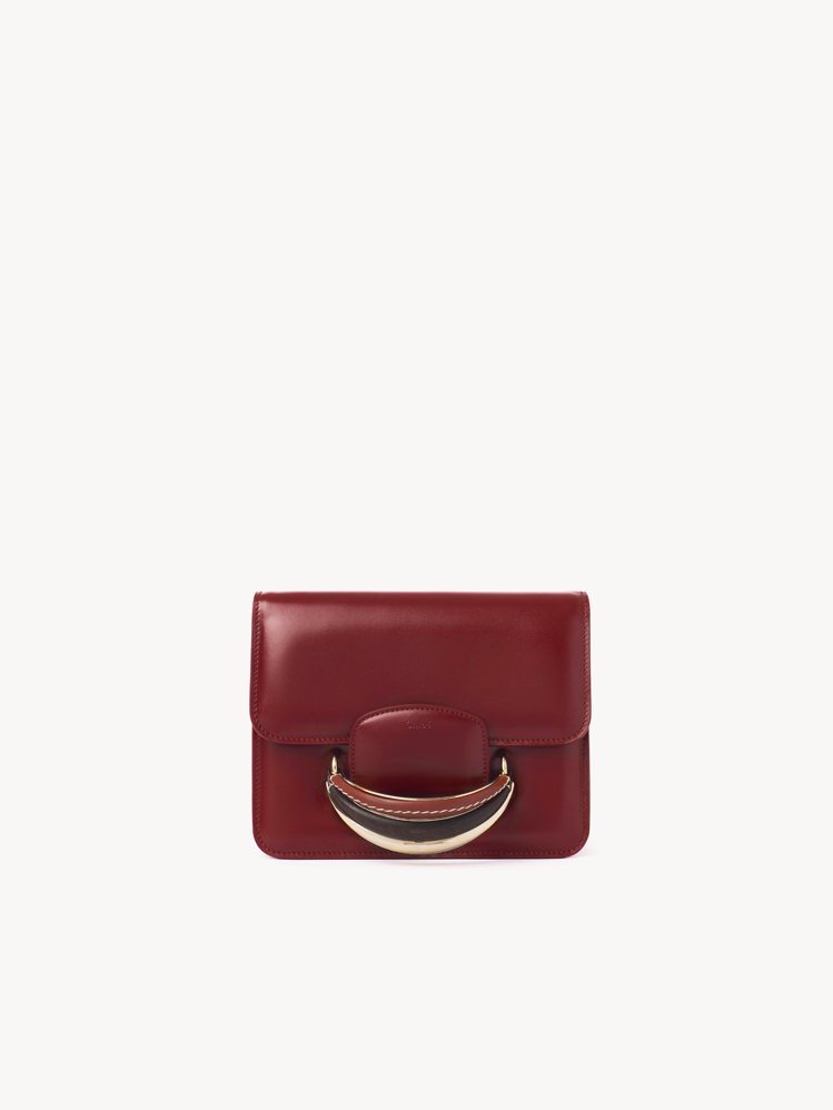 Chloé Kattie紅色手拿包（附同色皮革背帶），63,300元。圖／Chl...
