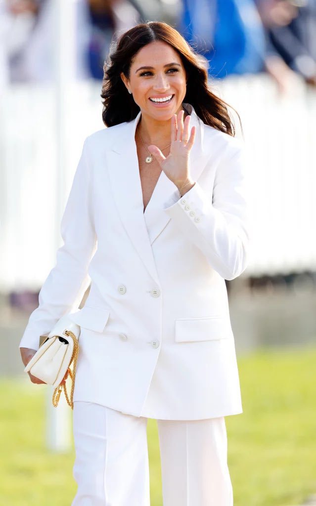 薩塞克斯公爵夫人梅根最近穿上Valentino白色西裝褲裝，一身白衣白褲搭白鞋，還配上同品牌最新主打的One Stud包，俐落優雅而且讓人過目難忘。圖／摘自twitter