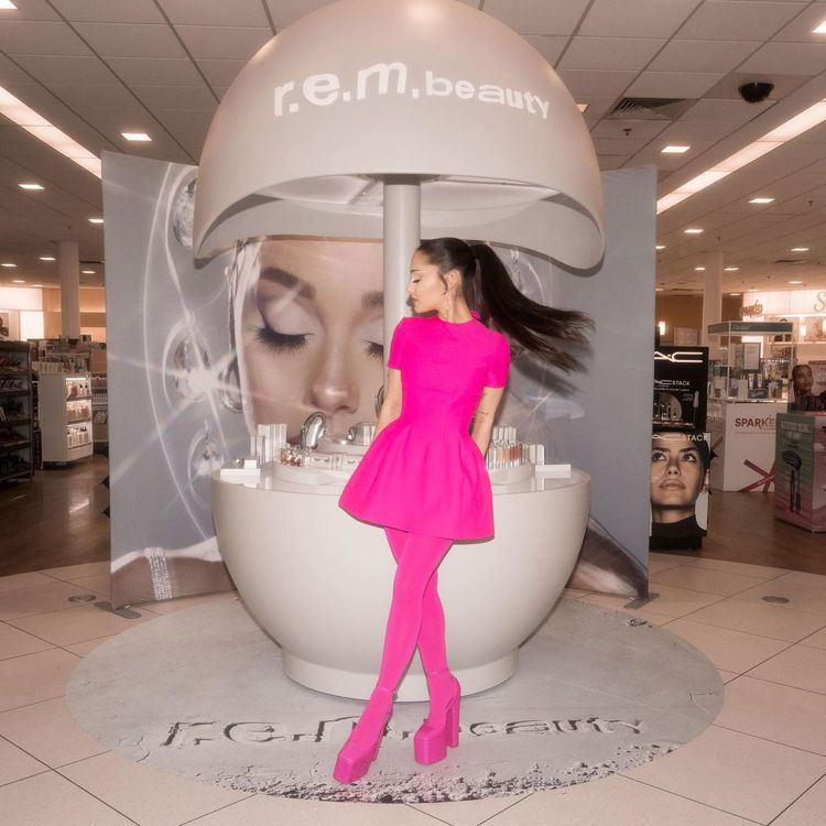 亞莉安娜最近在自創美妝品牌活動中，以Valentino秋冬系列的桃紅色小洋裝搭配品牌厚底高跟鞋造型現身。圖／摘自IG