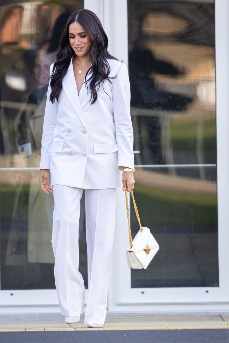 薩塞克斯公爵夫人梅根最近穿上Valentino白色西裝褲裝，一身白衣白褲搭白鞋，...