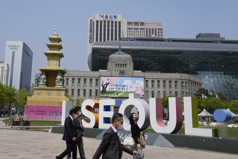 南韓首爾仍未解除戶外戴口罩的命令。美聯社