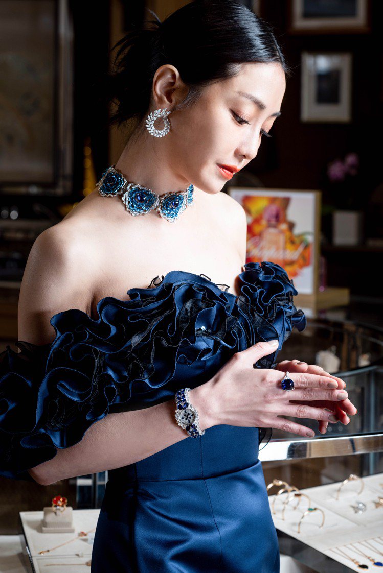 謝欣穎配戴蕭邦頂級珠寶系列藍寶石珠寶作品，特別喜歡這款浪漫的愛心切割藍寶石項鍊和...