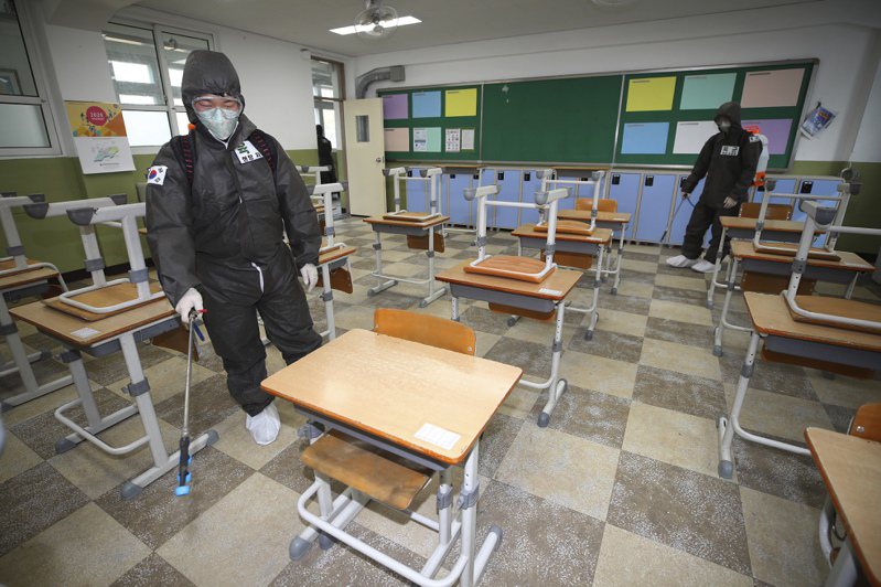 南韓大邱市19日出現當地首起未滿十歲的死亡個案，圖為前年4月大邱慶州一處進行清消作業的學校教室。美聯社
