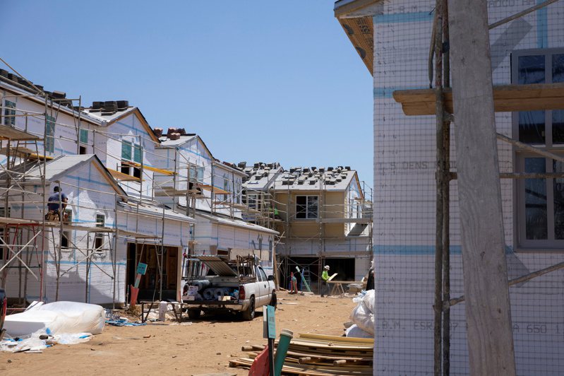 美国2000年代房市泡沫化后，住宅兴建便一蹶不振，导致房屋长期供不应求。如今联准会（Fed）准备借连环升息打击通膨，可能加剧美国房市这个大问题。图／路透(photo:UDN)