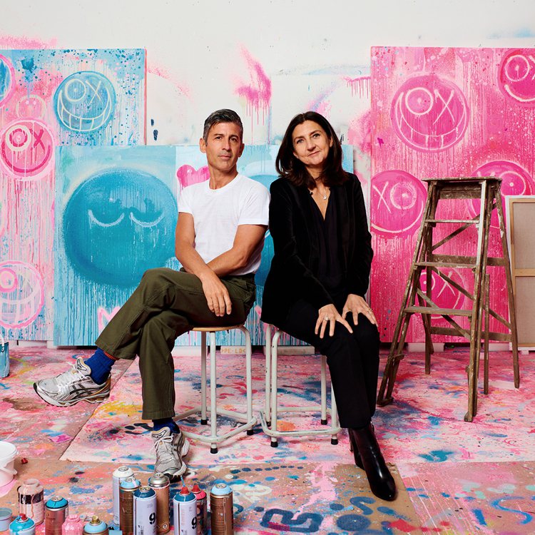 LONGCHAMP創意總監Sophie Delafontaine（右）與巴黎塗鴉藝術大師André Saraiva共同打造聯名系列。圖／LONGCHAMP提供