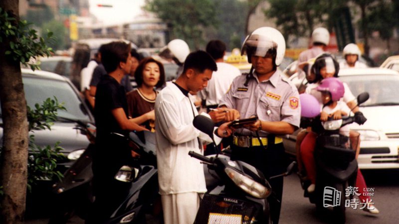 台北縣交通隊昨天全面取締機車騎士未戴安全帽，違規者以年輕人居多。日期：1997/06/01˙攝影：唐復年˙來源：聯合報