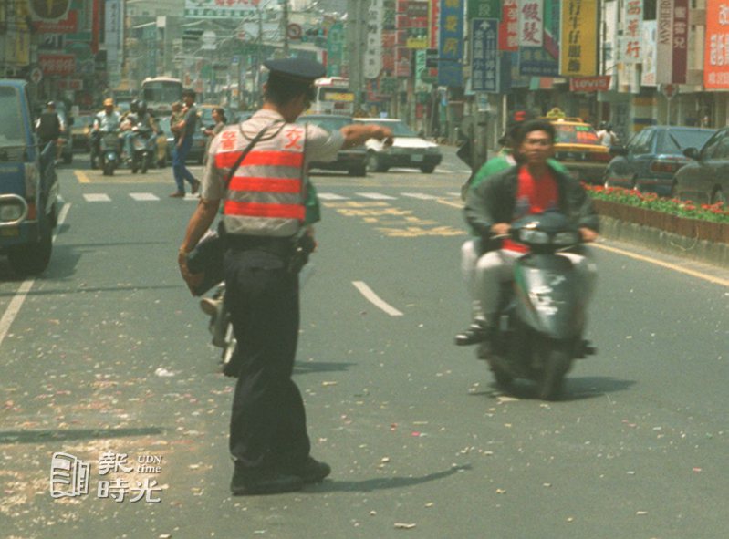 警方對取締騎機車未戴安全帽仍持續進行。日期：1997/08/13˙攝影：吳再欽 ˙來源：聯合報