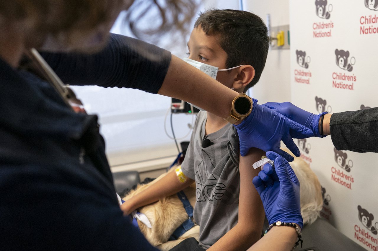 圖為美國紐約5至11歲兒童接種新冠疫苗。美聯社