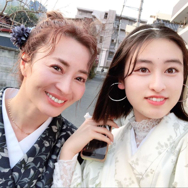 日本女星新山千春（左）近日在IG分享和女兒的合照，高顏值的兩人被網友稱讚就像姊妹一樣。圖擷取自IG